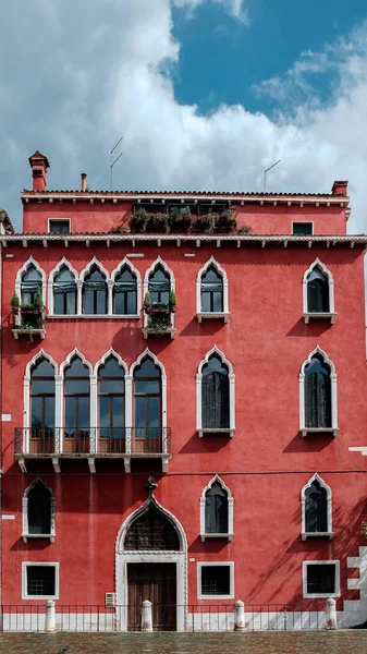 Tour nach Venedig. helles haus in venedig — Stockfoto