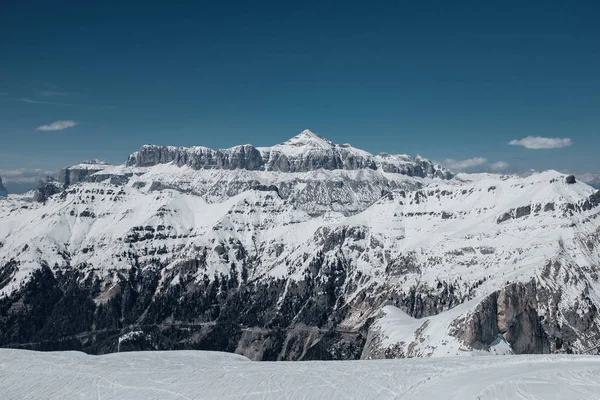 उत्तर इटलीच्या स्की रिसॉर्टमध्ये सुट्टी. डोलोमाइट्सचा दौरा . — स्टॉक फोटो, इमेज