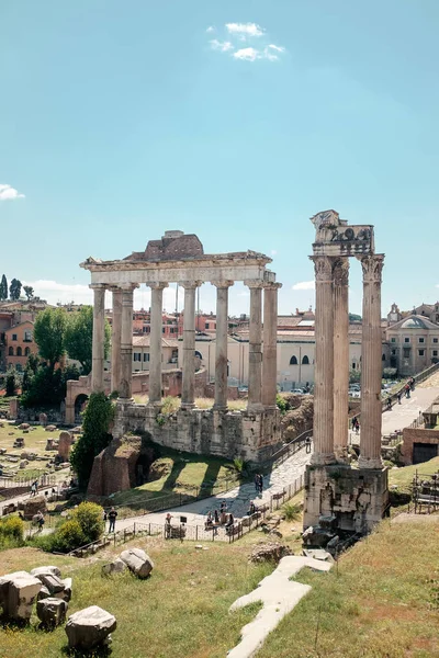 Panoramisch zicht op de oude stad Rome, blauwe heldere hemel. Bekijk van bovenaf. Landschap van toeristen bestemming. Beroemde bezienswaardigheden. — Stockfoto