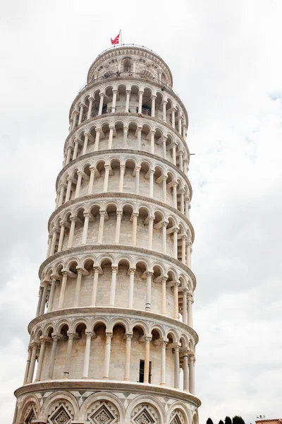 Podróż we Włoszech. Architektura miasta Piza. Krzywa Wieża w Pizie, na tle nieba — Zdjęcie stockowe