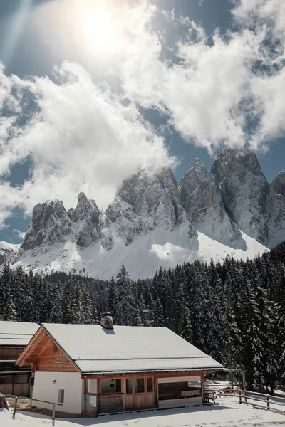 डोलोमाइट्समध्ये घर. उत्तर इटलीच्या स्की रिसॉर्टमध्ये सुट्टी. डोलोमाइट्सचा दौरा . — स्टॉक फोटो, इमेज