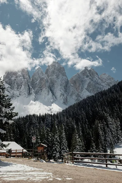 Liburan di ski resort Italia utara. Tur ke Dolomites . — Stok Foto