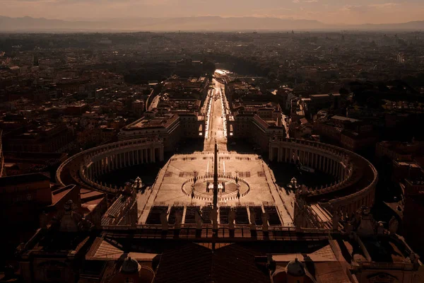 Piazza San Pietro. Tour a Roma. Attrazioni turistiche a Roma — Foto Stock