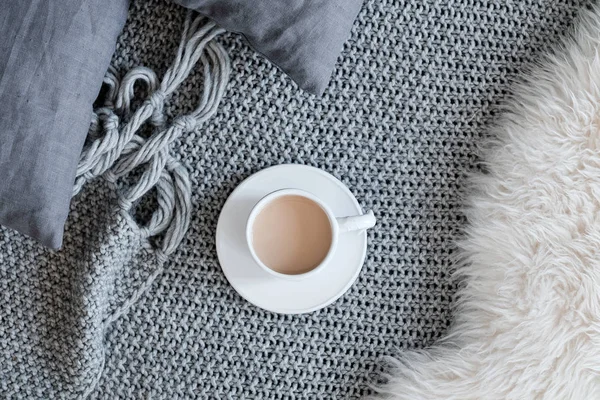 Bir fincan kahve üzerinde gri bir ekose — Stok fotoğraf