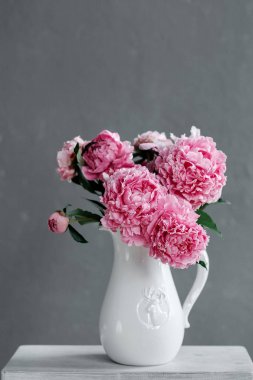 bir vazoda peonies buket