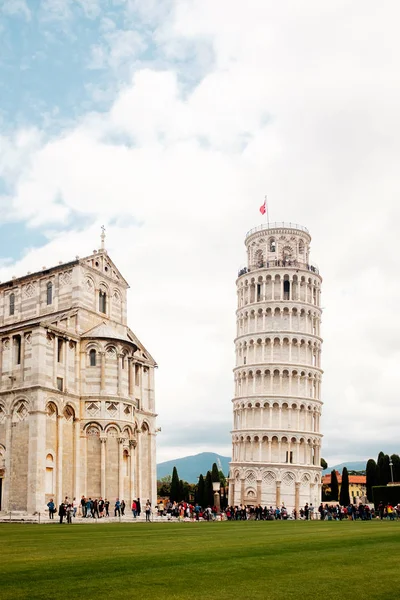 Viaje pela Itália. Arquitetura de Pisa. Torre inclinada de Pisa em um fundo do céu — Fotografia de Stock