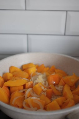 balkabağı ve dilimlenmiş soğan kasede