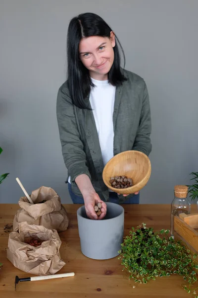 Tuinieren Jonge Vrouw Verzorgen Van Pot Plant — Stockfoto