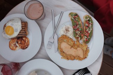 Kızarmış tavuk, bruschetas ve sos.