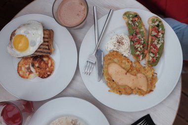 Kızarmış tavuk, bruschetas ve sos.