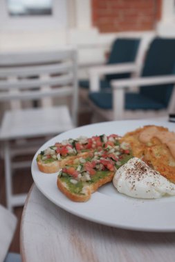 Kızarmış tavuk, bruschetas ve sos.