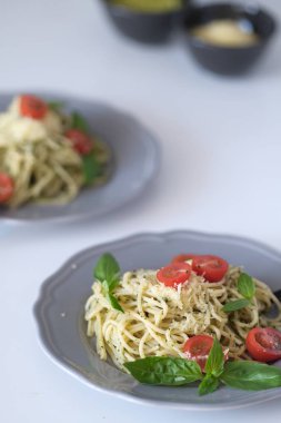 domatesli makarna ve fesleğen 