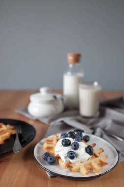 Dondurma ve yaban mersinli Viyana waffle 'ı. Yukarıdan bak. Kahvaltı konsepti.