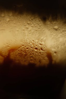 Su bardağa düşer.