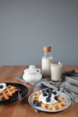 Dondurma ve yaban mersinli Viyana waffle 'ı. Yukarıdan bak. Kahvaltı konsepti.
