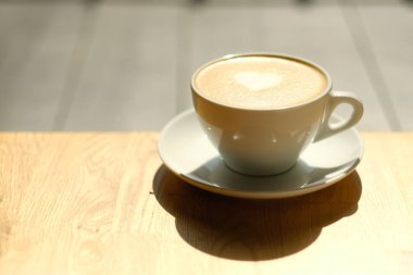 Masanın üzerinde bir fincan kahve.