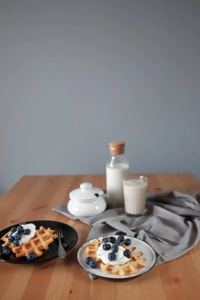 Waffle Wina Dengan Krim Dan Blueberry Lihat Dari Atas Konsep — Stok Foto