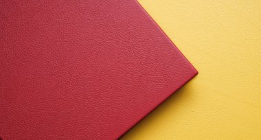 kırmızı ve sarı desenli deri kutular