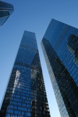 Mavi gökyüzüne karşı iş binalarının düşük açılı görüntüsü