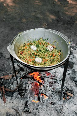 Tavada pilav ve sebze kızartma.