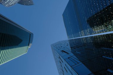 Mavi gökyüzüne karşı iş binalarının düşük açılı görüntüsü