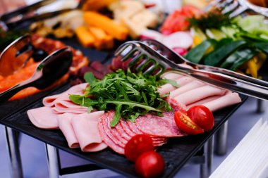 Masada lezzetli et tabağı, yakın görüş.