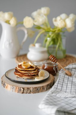 Masa üstünde bal olan lezzetli krepler.