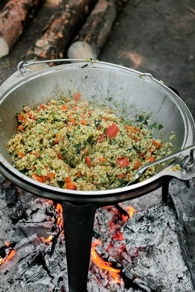 米で野菜を炒める — ストック写真