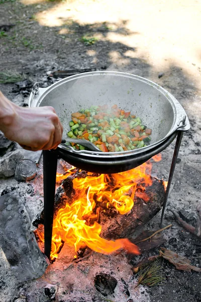 Imagen Recortada Hombre Freír Verduras Wok Fuego —  Fotos de Stock