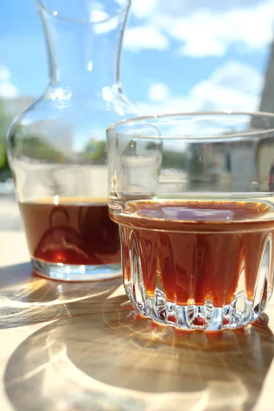 Pot Verre Verre Avec Whisky Sur Table — Photo