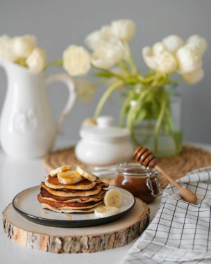 Masa üstünde bal olan lezzetli krepler.