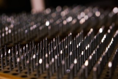 Tahtadaki metal çivileri kapatın.