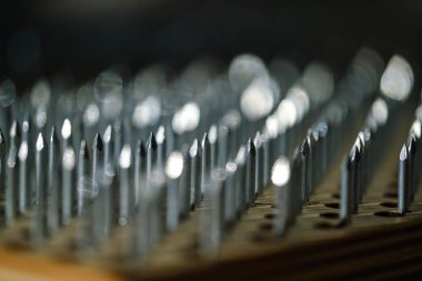 Tahtadaki metal çivileri kapatın.