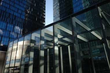 Mavi gökyüzüne karşı iş binalarının düşük açılı görüntüsü