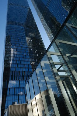 Mavi gökyüzüne karşı iş binalarının düşük açılı görüntüsü