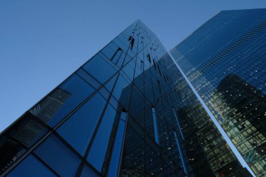Mavi gökyüzüne karşı iş binalarının düşük açılı görüntüsü