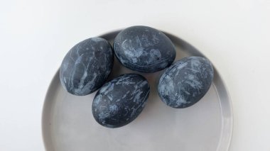 pembe arka planda gri Paskalya yumurtaları