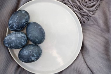 pembe arka planda gri Paskalya yumurtaları