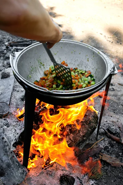 Imagen Recortada Hombre Freír Verduras Wok Fuego —  Fotos de Stock