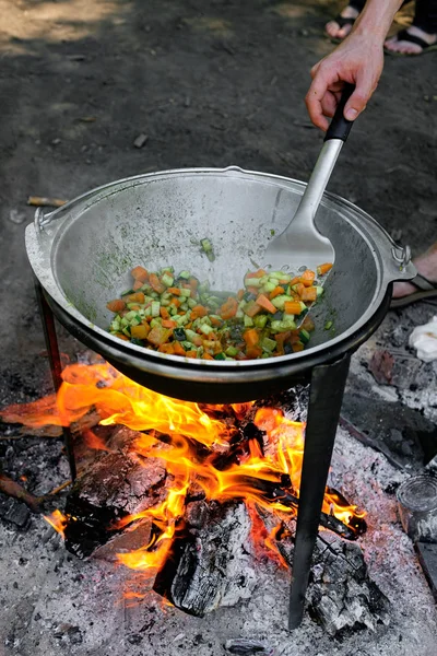 Imagen Recortada Hombre Freír Verduras Wok Fuego —  Fotos de Stock