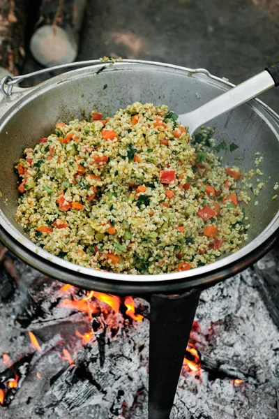 米で野菜を炒める — ストック写真