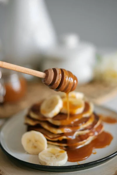 Panquecas Saborosas Com Mel Mesa — Fotografia de Stock