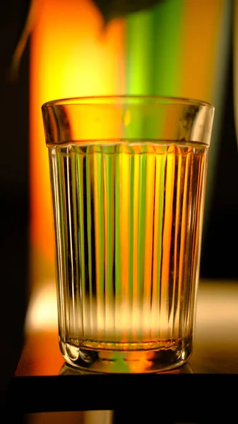 Verre Transparent Eau Sur Fond Vert Jaune — Photo