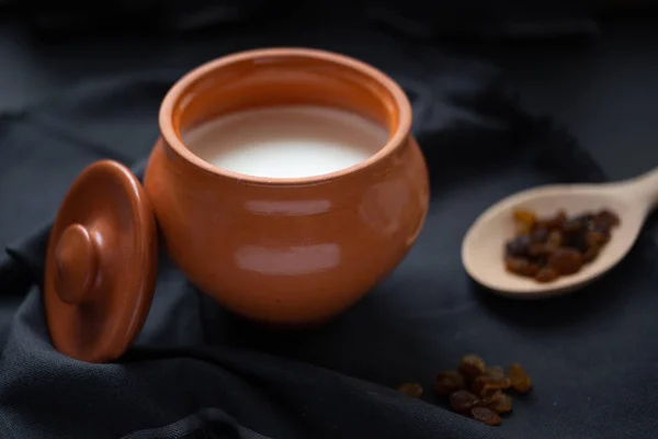 Pot Argile Avec Yaourt Cuillère Bois Avec Raisins Secs Sur — Photo