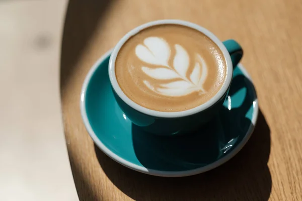 Tasse à café blanche sur fond de table en bois noir — Photo