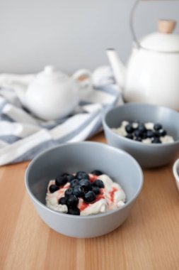 Süzme peynir ve yaban mersini ile sağlıklı kahvaltı