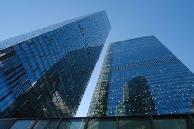 Mavi gökyüzüne karşı iş binalarının düşük açılı görüntüsü