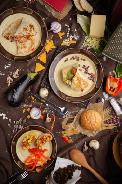 Tabaklarda baharatlı Meksika atıştırmalıkları, yakın görüş.  