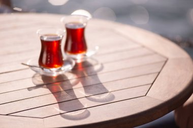 Geleneksel Türk çay fincanları güneşli bir günde ahşap masada 