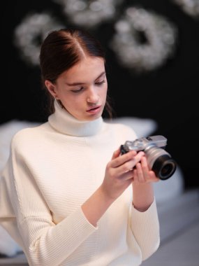 Kameralı genç ve çekici bir kadın.  